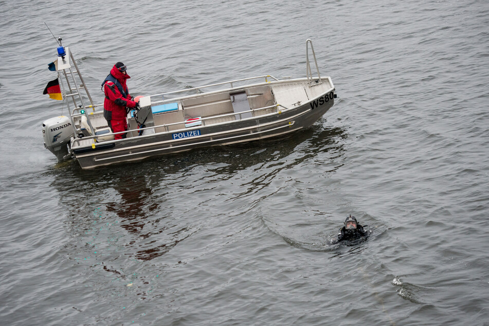 Ein Polizeitaucher schwimmt nahe der Kennedybrücke in der Alster. (Archivbild)
