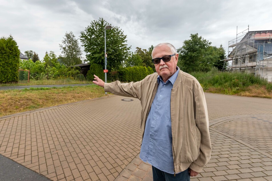 Stadtrat Hubert Gintschel (70, Linke) zeigt, wo bis vor drei Jahren eine Rettungszufahrt für die Feuerwehr war.