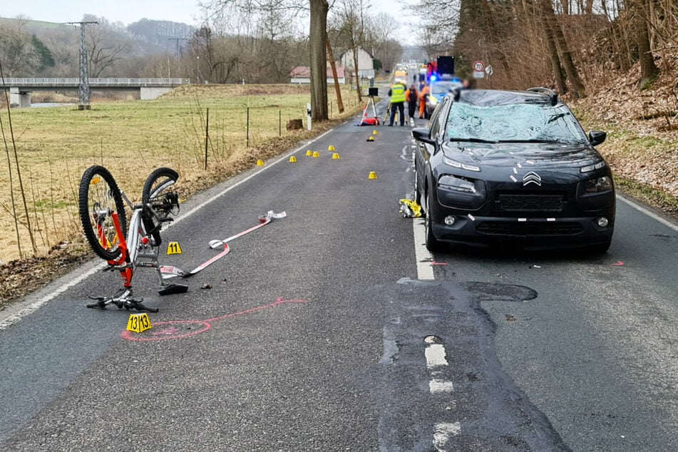 Ein Radfahrer wurde am Freitagmorgen bei Hainichen von einem Auto erfasst und verstarb noch an der Unfallstelle.