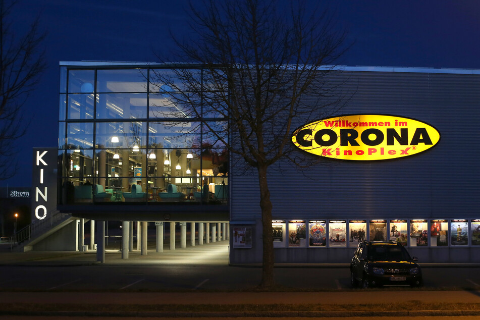 Menschenleer ist das Foyer des Kinos Corona KinoPlex. Wegen des Coronavirus werden in Bayern ab Dienstag alle Bars, Kinos und Schwimmbäder geschlossen.
