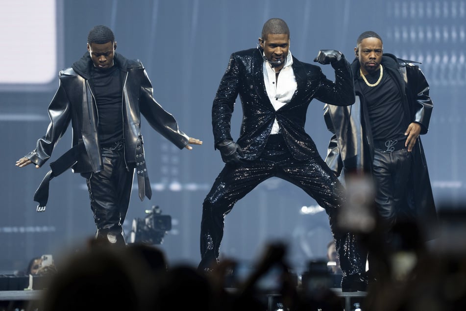 Man könnte meinen, dass Usher mit einigen Schritten Michael Jackson (†50) imitierte.