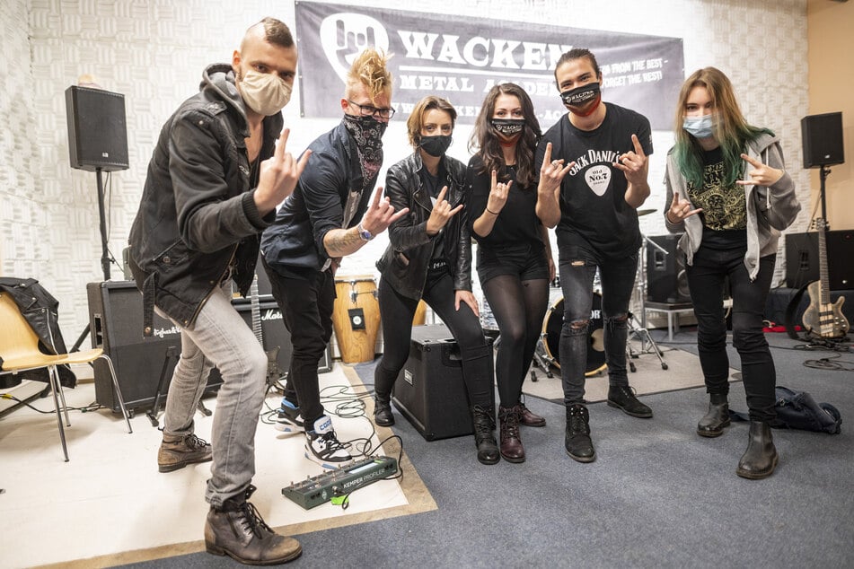 Schüler des ersten Jahrgangs der Wacken Metal Academy stehen bei der Eröffnung im Bunker in der Hamburger Feldstraße zusammen.