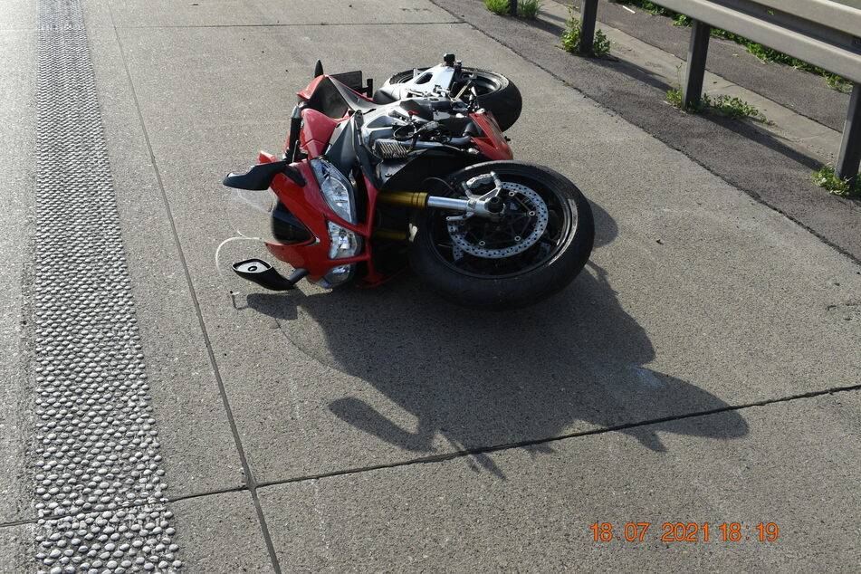 Ein 58-jähriger Motorradfahrer wechselte auf der A2 die Spur, übersah jedoch ein Auto. Er stürzte und musste mit schweren Verletzungen in ein Krankenhaus gebracht werden.