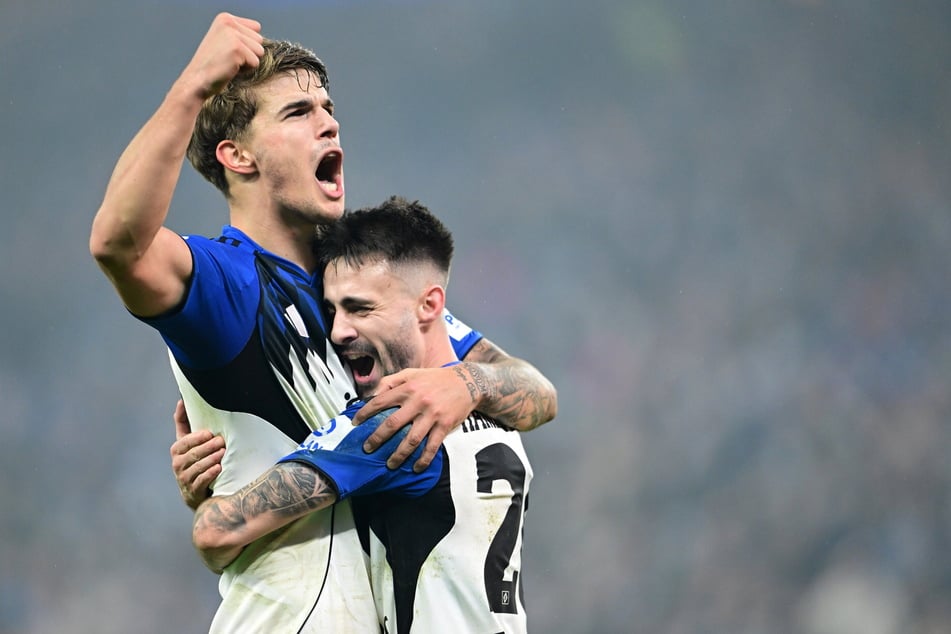 Luka Vuskovic (18, l.) schoss per Hacken-Traumtor die Rothosen in der 75. Minute zum 2:1.