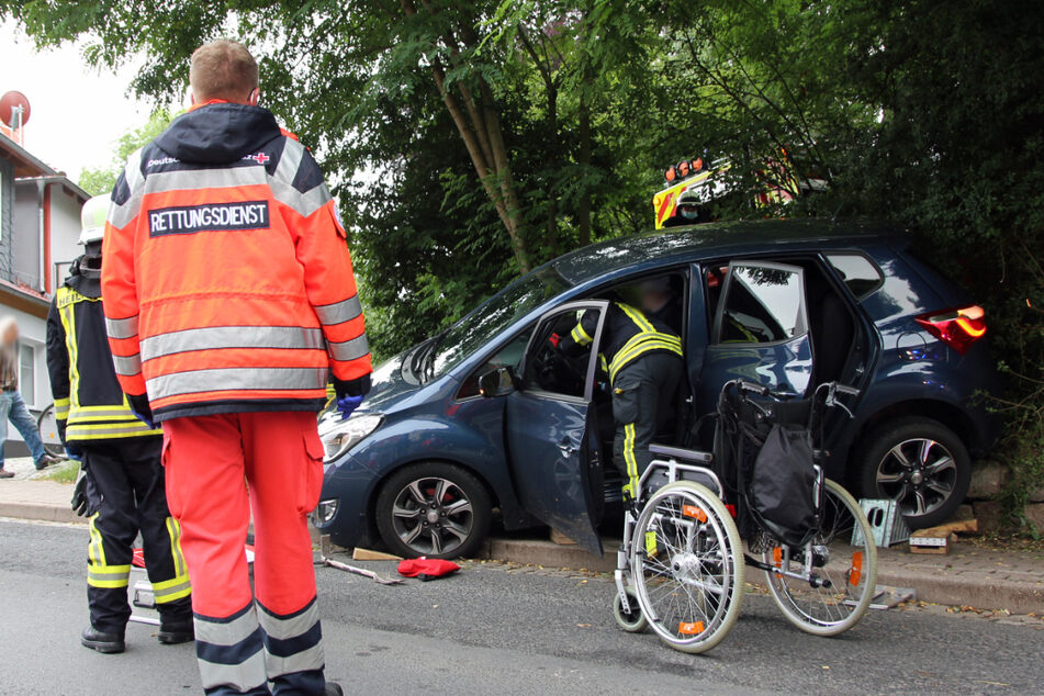 Nur mit der Hilfe der Feuerwehr schaffte es der Beifahrer aus dem Auto.