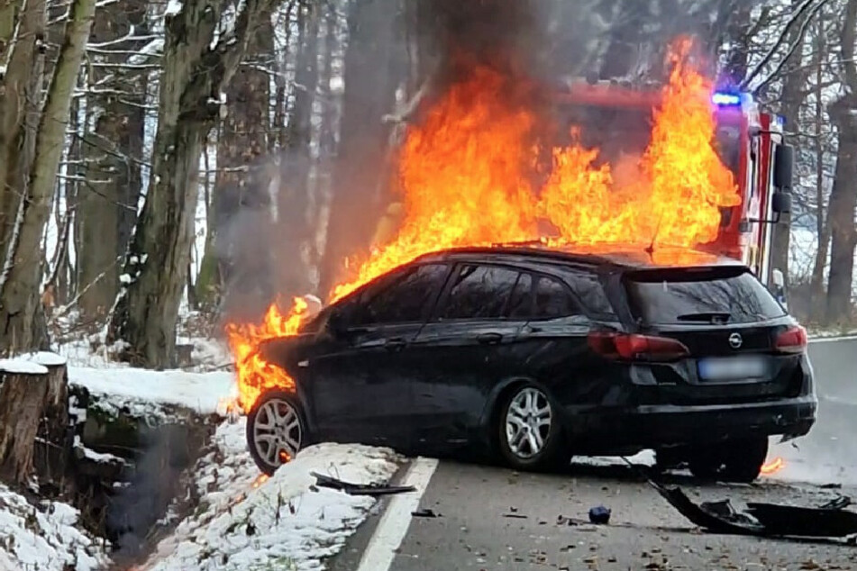 Das Auto ging nach der Kollision sofort in Flammen auf.