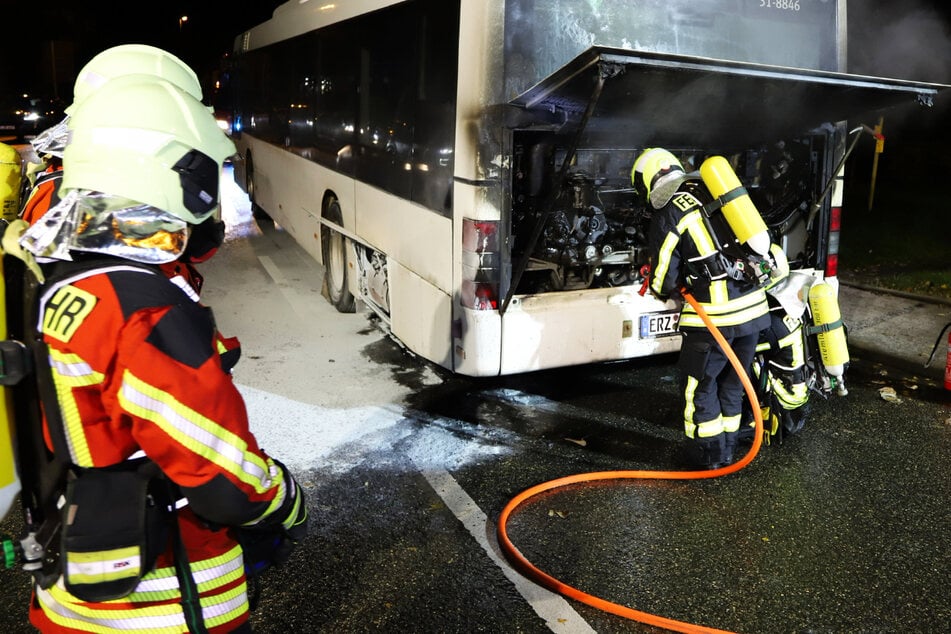 Erzgebirge: Bus fängt während der Fahrt Feuer