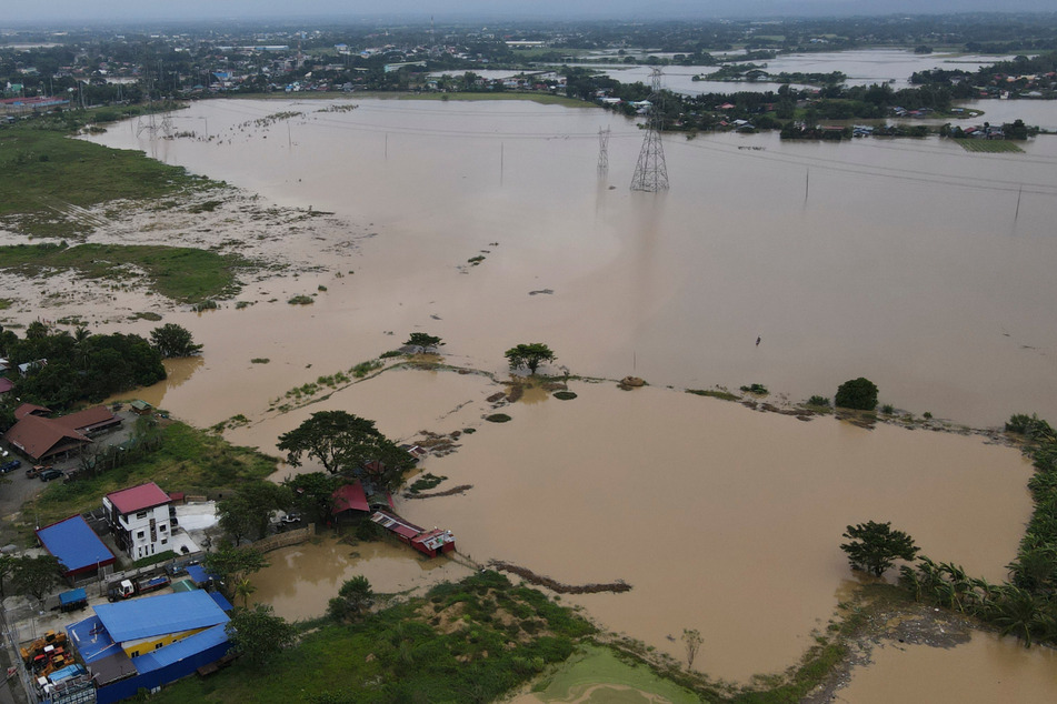 Am Sonntag und Montag hatte der Taifun "Noru" bereits auf den Philippinen getobt und für Überflutungen gesorgt.