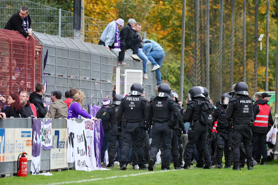 Polizeieinsatz beim Sachsenpokal-Match in Riesa: Einige Aue-Fans kletterten über die Absperrung. Die Polizei musste eingreifen.