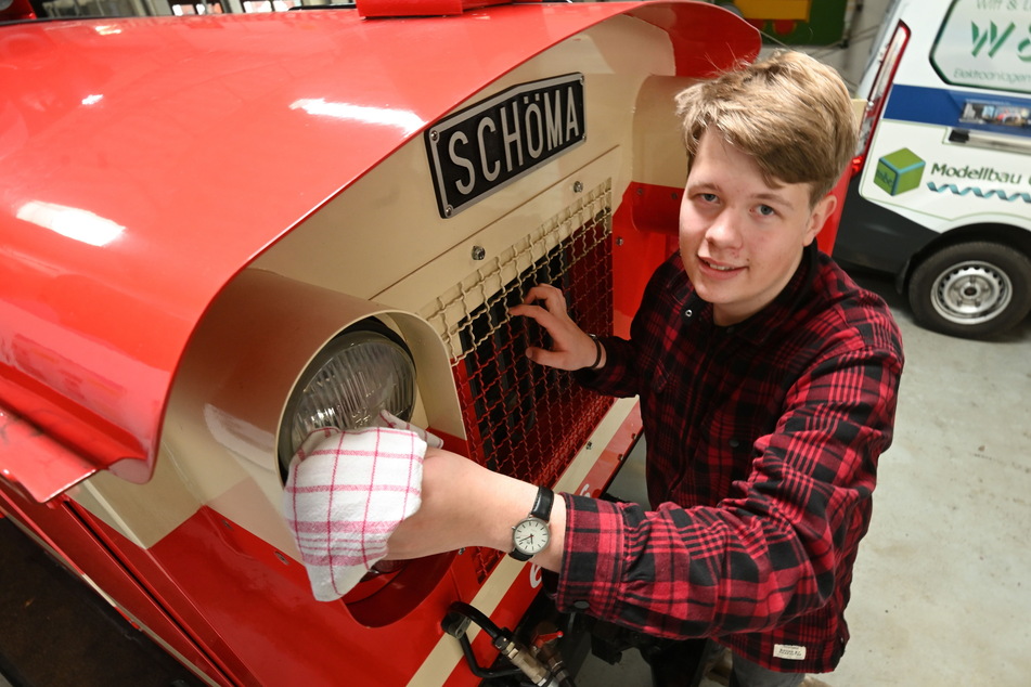 Pascale Lippmann (17) putzt die Scheinwerfer einer Lok auf Hochglanz.