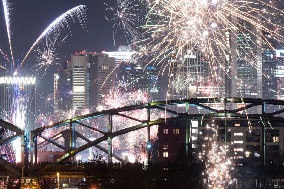 An den Mainufern versammeln sich traditionell viele Frankfurterinnen und Frankfurter, um zum Jahreswechsel ihr Feuerwerk abzubrennen. (Archivfoto)