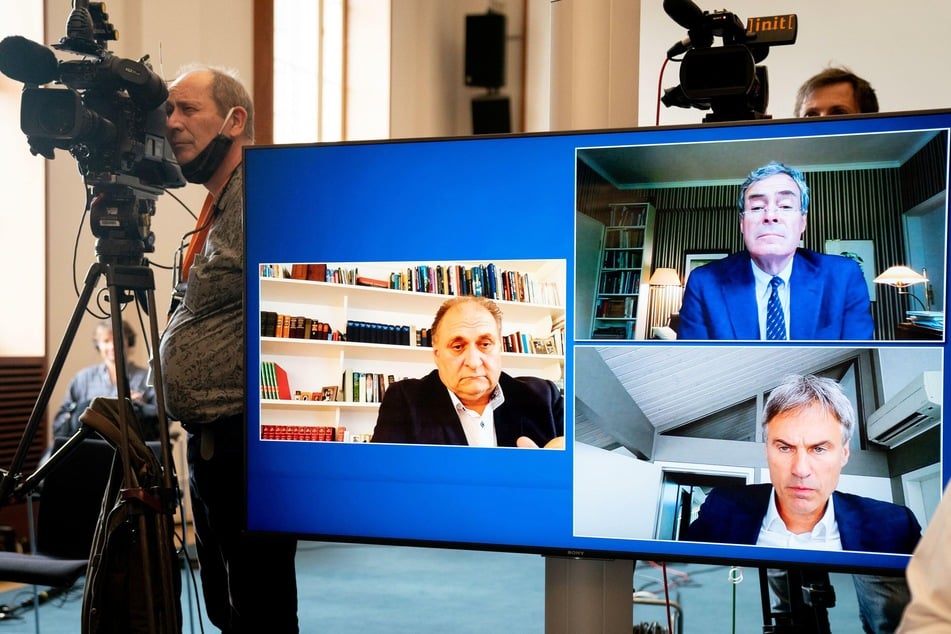 ZDH-Präsident Hans-Peter Wollseifer (l), BDA-Präsident Ingo Kramer (oben rechts) und Bitkom-Präsident Achim Berg (unten links) sind während einer Pressekonferenz per Videoschalte im Bundeswirtschaftsministerium auf einem Monitor zu sehen.