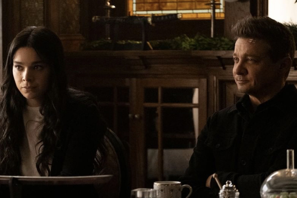 Jeremy Renner (r.) and Hailee Steinfield (l.) star as Clint Barton/Hawkeye and Kate Bishop in the Marvel series.