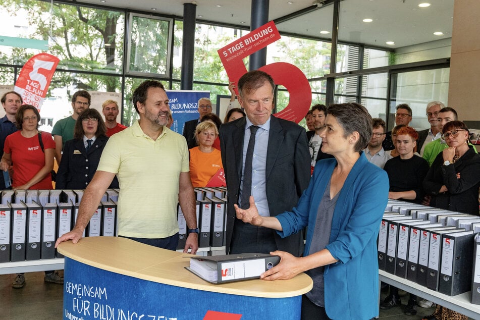 Daniela Kolbe (44, r.) und Christian Dahms (l.) übergeben den Ordner mit gesammelten Unterschriften an Landtagspräsident Matthias Rösler (69, CDU, M.).