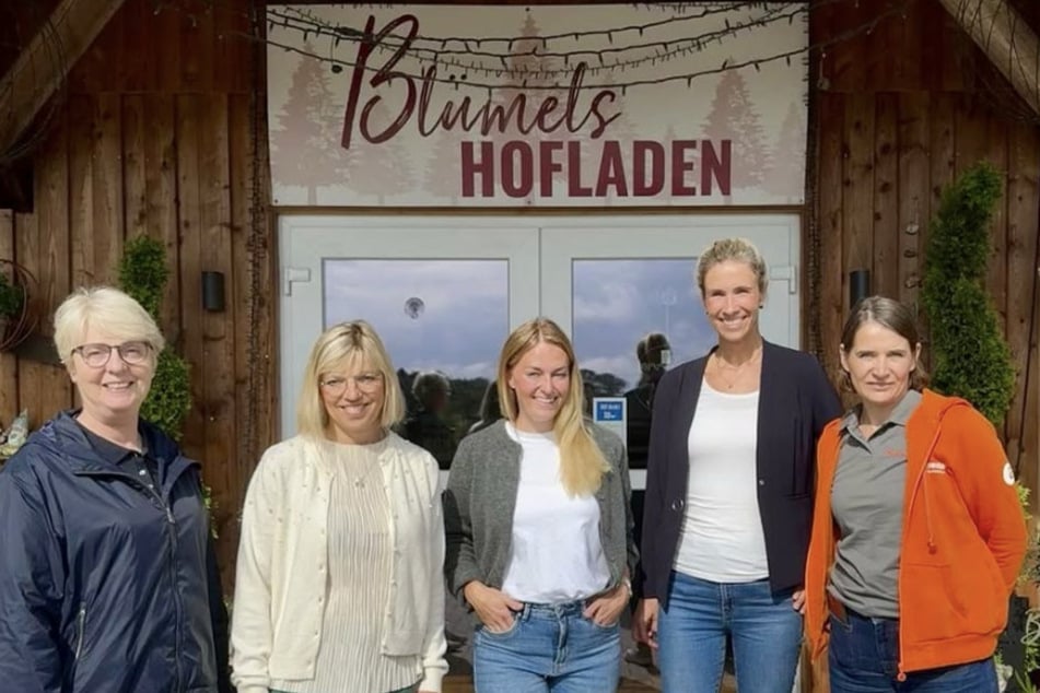 Gemeinsam mit zwei Kolleginnen verkauft sie in ihrem Hofladen Torten und Kuchen.