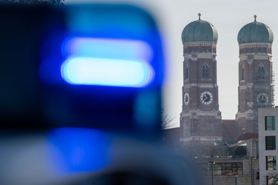 München: Polizei München sucht Zeugen: 63-Jährige scheinbar grundlos brutal attackiert