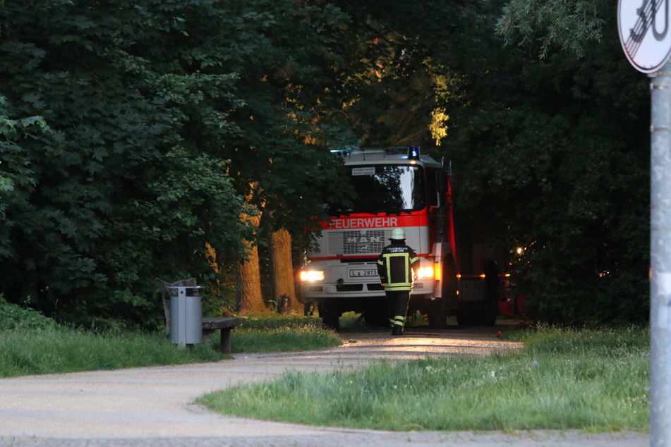 Die Meldung war gegen 20.40 Uhr eingegangen. Die Feuerwehrleute eilten herbei, konnten die Laube jedoch nicht mehr vor den Flammen bewahren.