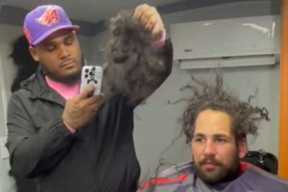 Joshua Santiago filmte sich selbst beim Haareschneiden.