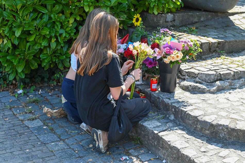 Unter anderem zwei Mädchen sind am Dienstag zur Unglücksstelle gekommen, um der getöteten 17-Jährigen zu gedenken.