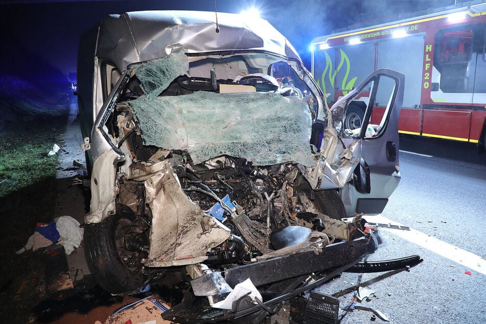 Durch den Aufprall wurde der vordere Bereich, in dem der 51-Jährige saß, stark beschädigt.
