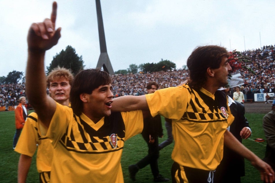 Ulf Kirsten (l.) und Ralf Minge Arm in Arm während der Meisterfeier 1989.