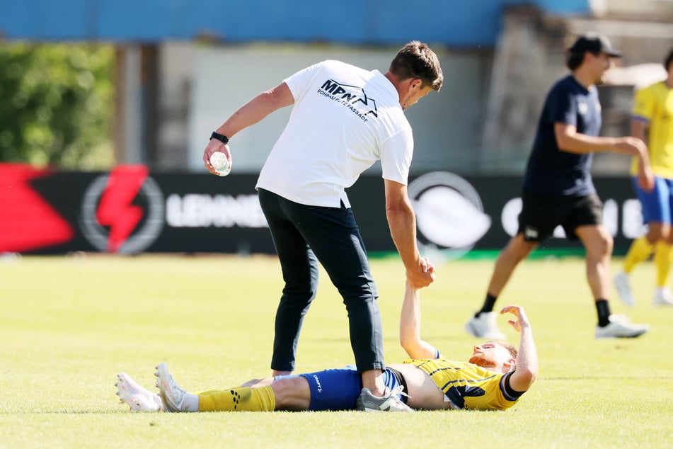Lok Leipzigs Trainer Torsten Ziegner (48) hofft, dass er am Sonntag gegen Erzgebirge Aue wieder auf alle seine Spieler setzen kann.