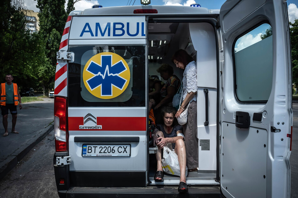Verletzte Einwohner in einem Krankenwagen nach einem russischen Artillerieangriff in Cherson.