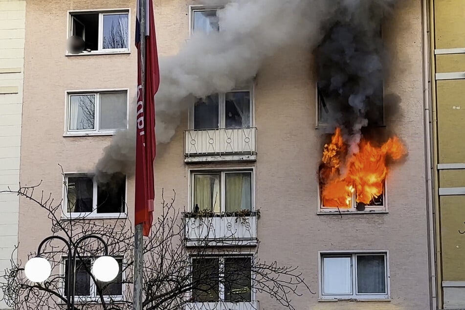 Frankfurt: Wohnhaus im Gutleutviertel brennt lichterloh: Drei Personen teils schwer verletzt