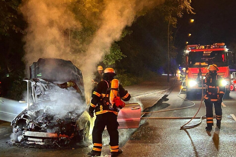 In der Nacht von Freitag auf Samstag stand in Hamburg ein Auto in Flammen.