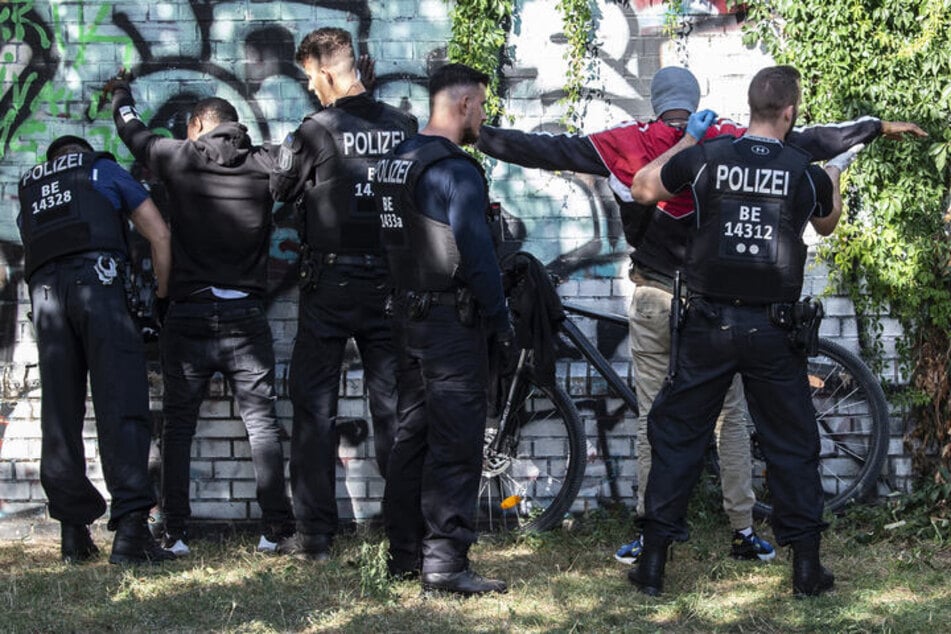 Die Polizei nimmt im Görlitzer Park immer wieder Drogendealer fest. (Archivbild)