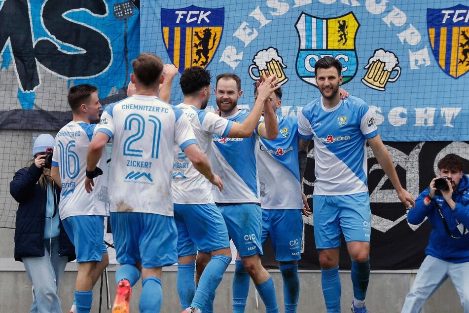 Torjubel: Die Freude beim CFC ist nach dem 4:0 groß. Dejan Bozic (ganz rechts) schoss gleich zwei Tore.