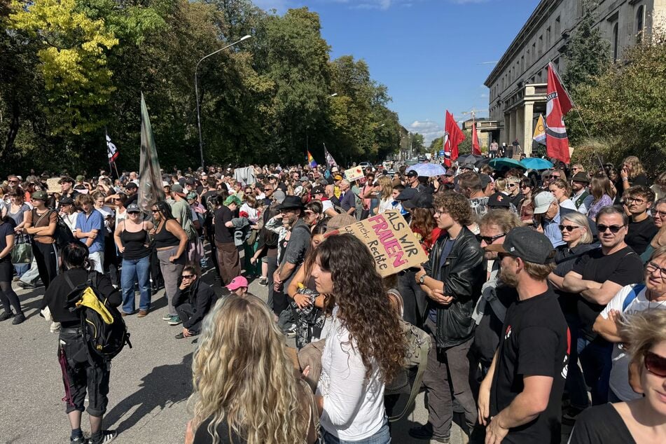 Eine Gegendemo versammelte sich.