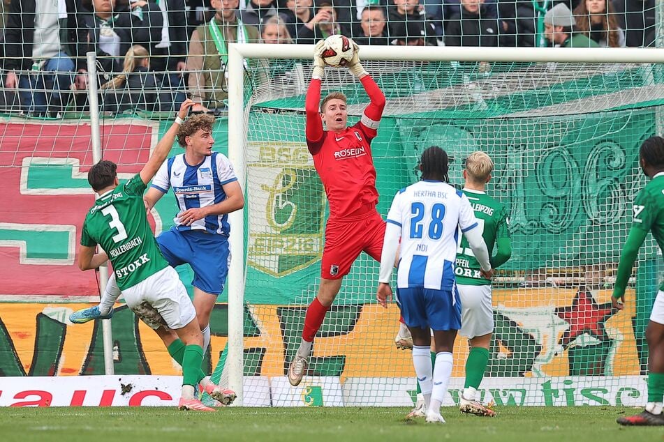 Die wenigen gefährlichen Szenen der Herthaner pflückte Marcel Bergmann im Chemie-Tor sicher runter.