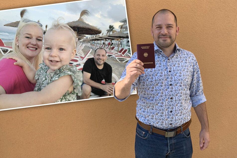Stolz hält Florian Hoffmann den Kinderreisepass für seine Tochter in den Händen. Nachdem die Familie ihn erhalten hatte, konnten sie endlich guter Dinge in den Urlaub reisen.