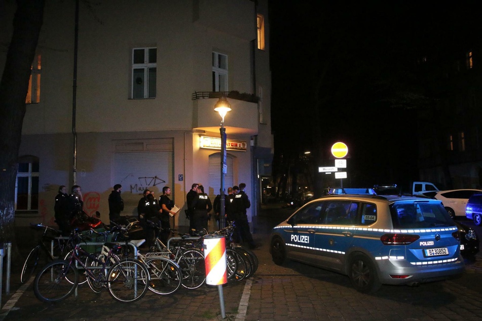 Gegen 22.45 Uhr wurde die Berliner Polizei nach Neukölln alarmiert: Hier sollen sich mindestens drei Dutzend Menschen in einer Wohnung aufgehalten haben.
