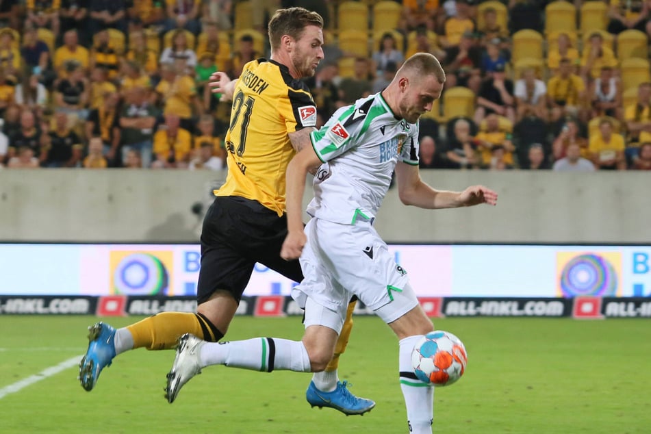 Klarer Punktsieger vor sechs Wochen: Michael Sollbauer (31, l.) kochte den damaligen Hannoveraner Marvin Ducksch (27) ab. Am Sonntag kommt Ducksch mit Bremen wieder.