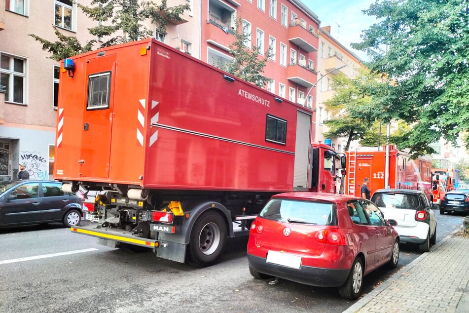 Die Feuerwehr leitete die Löscharbeiten ein.