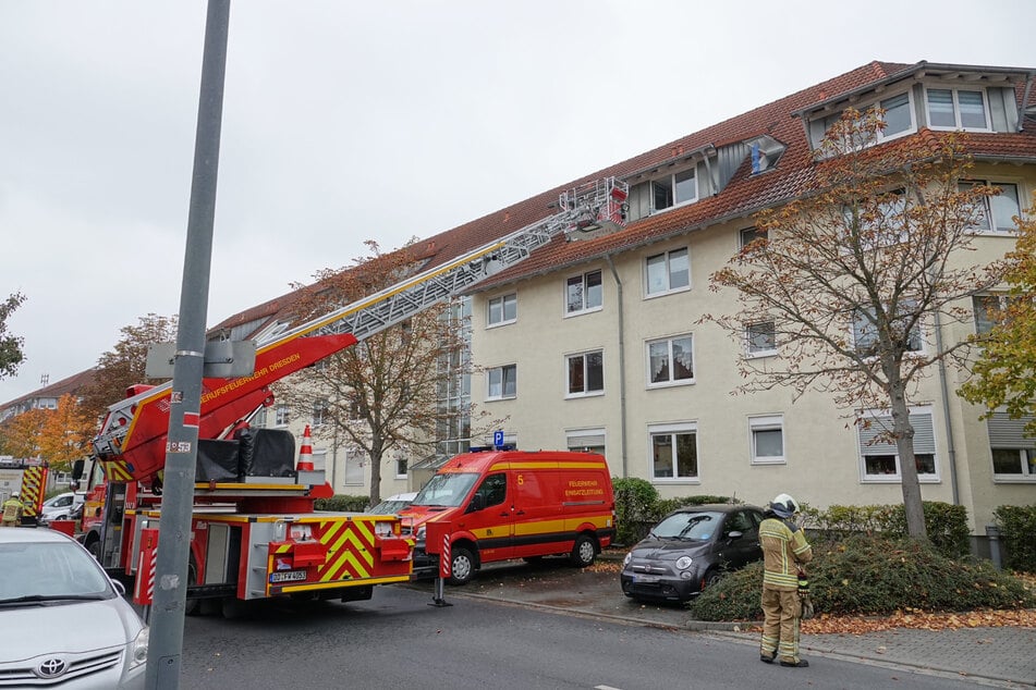 Eine Drehleiter kam zur Brandbekämpfung zum Einsatz.