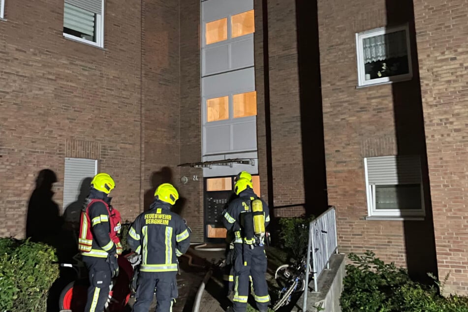 Die Feuerwehr Bergheim rückte in der Nacht zu Donnerstag zu dem Mehrfamilienhaus im Ortsteil Zieverich aus.