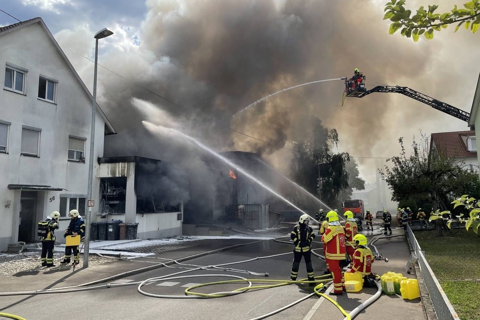 Die Feuerwehr kämpfte am Freitag in Metzingen gegen die Flammen, die auch auf eine Aluminium-Gießerei übergriffen.
