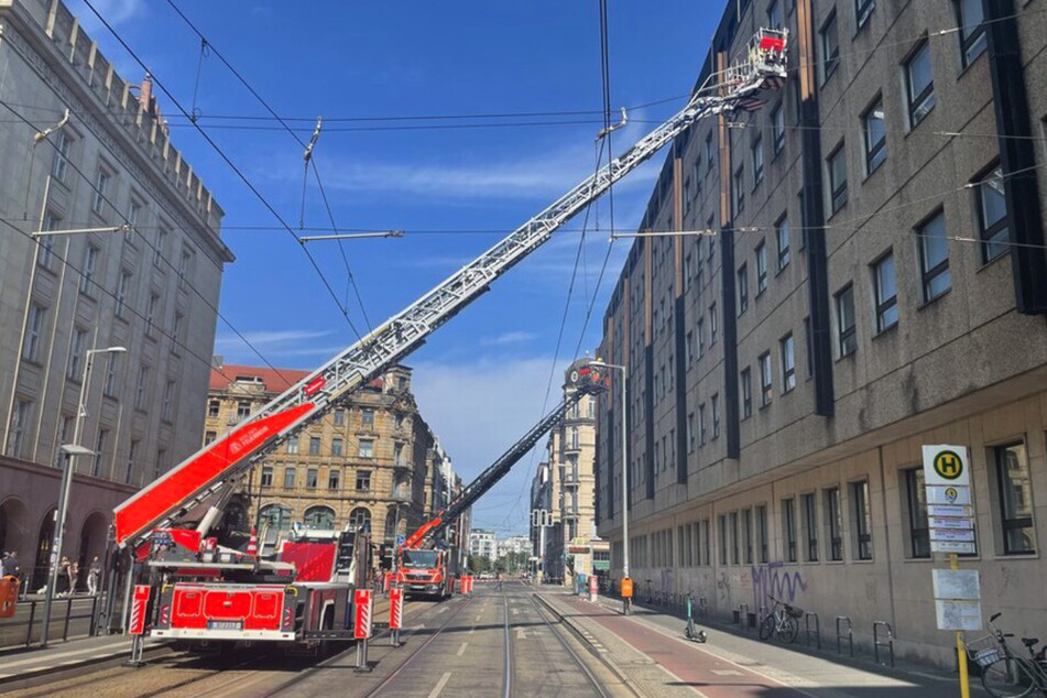 In der Invalidenstraße Ecke Chausseestraße fielen Gebäudeteilen zehn Meter in die Tiefe.