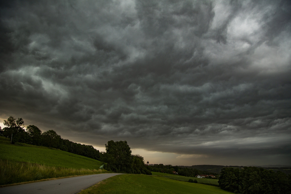Das Wetter zeigt sich in Bayern nicht gerade von seiner schönsten Seite. Orkanartige Böen mit bis zu 115 Kilometern pro Stunde sind möglich! (Symbolbild)