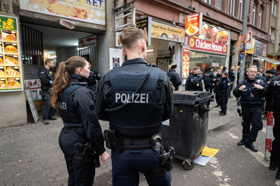 Frankfurt: Polizei-Großkontrolle im Bahnhofsviertel: 38 Strafanzeigen und 13 vollstreckte Haftbefehle