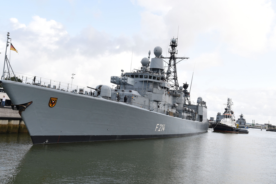 Die Fregatte "Lübeck" liegt kurz vor Auslaufen am Kai des Marinestützpunktes. Das Schiff nimmt am Nato-Einsatz in der Ägäis teil.