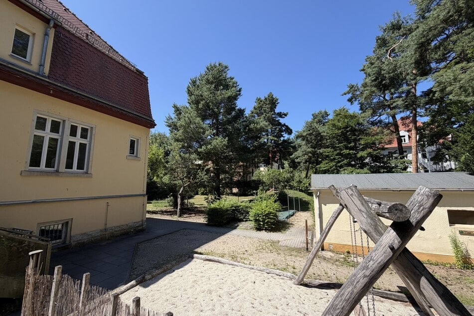 Garten und Spielplatz sind vorhanden.
