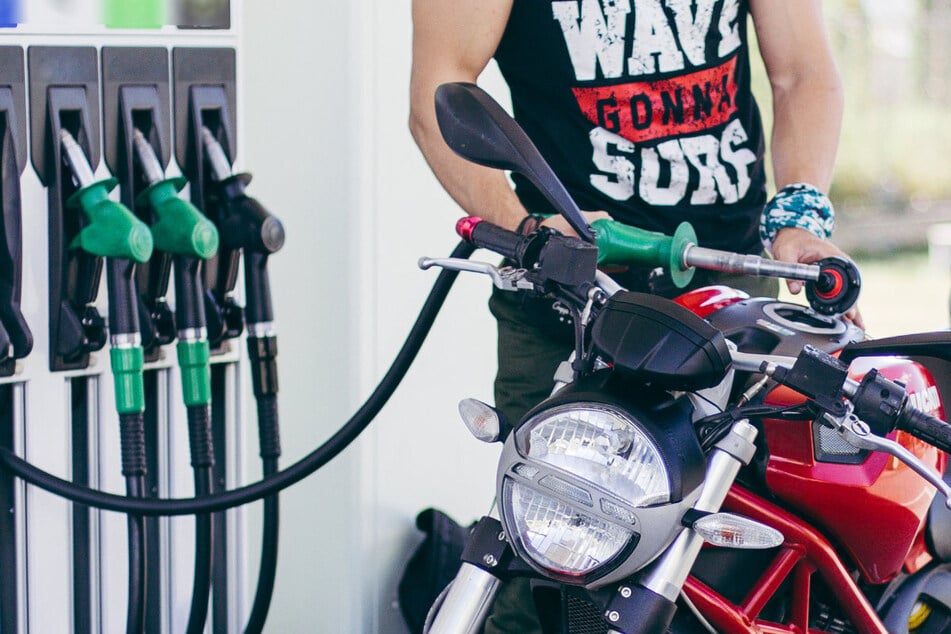 Die zwei Teenager haben laut Polizeiangaben an einer Tankstelle in Oberfranken ihre Fahrzeuge befüllt und seien ohne zu bezahlen weggefahren. (Symbolbild)