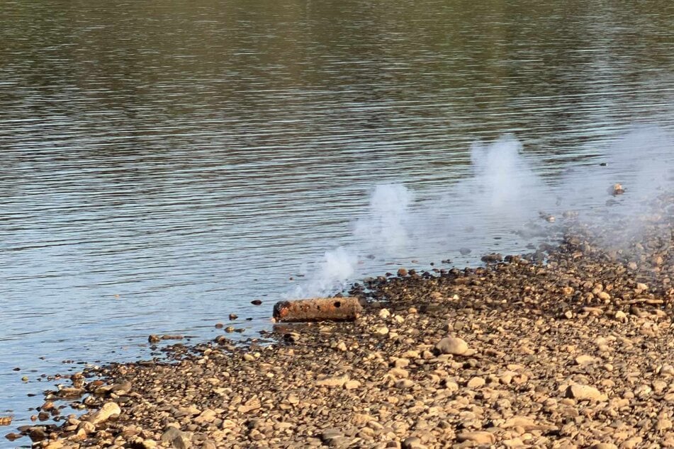 An der Fundstelle stiegen Rauch und Flammen auf, nachdem der freigelegte Phosphor mit der Luft in Kontakt gekommen war.