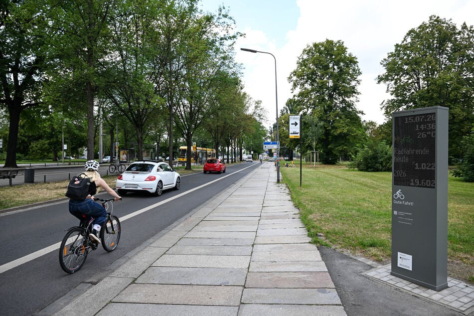 Seit wenigen Tagen zählen Stelen an der Sachsenallee vorbeifahrende Radfahrer.