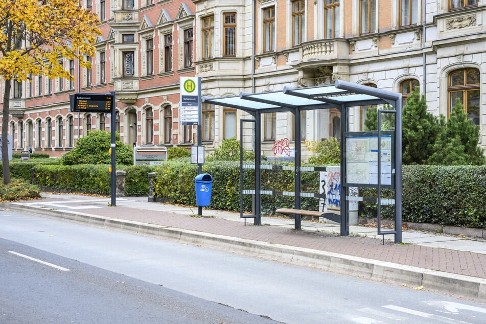 Die Attacken spielten sich an der Bushaltestelle "Barbarossastraße" auf dem Chemnitzer Kaßberg ab.