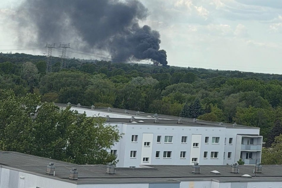 Die schwarze Rauchsäule über dem Gebäude ist kilometerweit zu sehen.